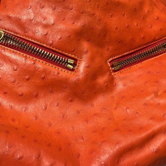 GUC shoulder bag ostrich leather has interior paint inside. - Picture 9 of 9